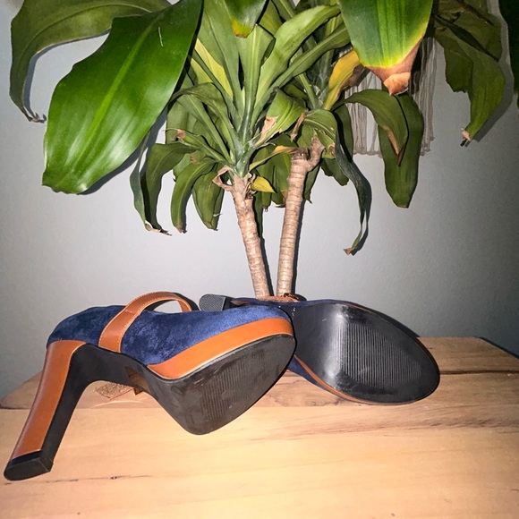 Platform form blue and tan heels - Picture 4 of 4